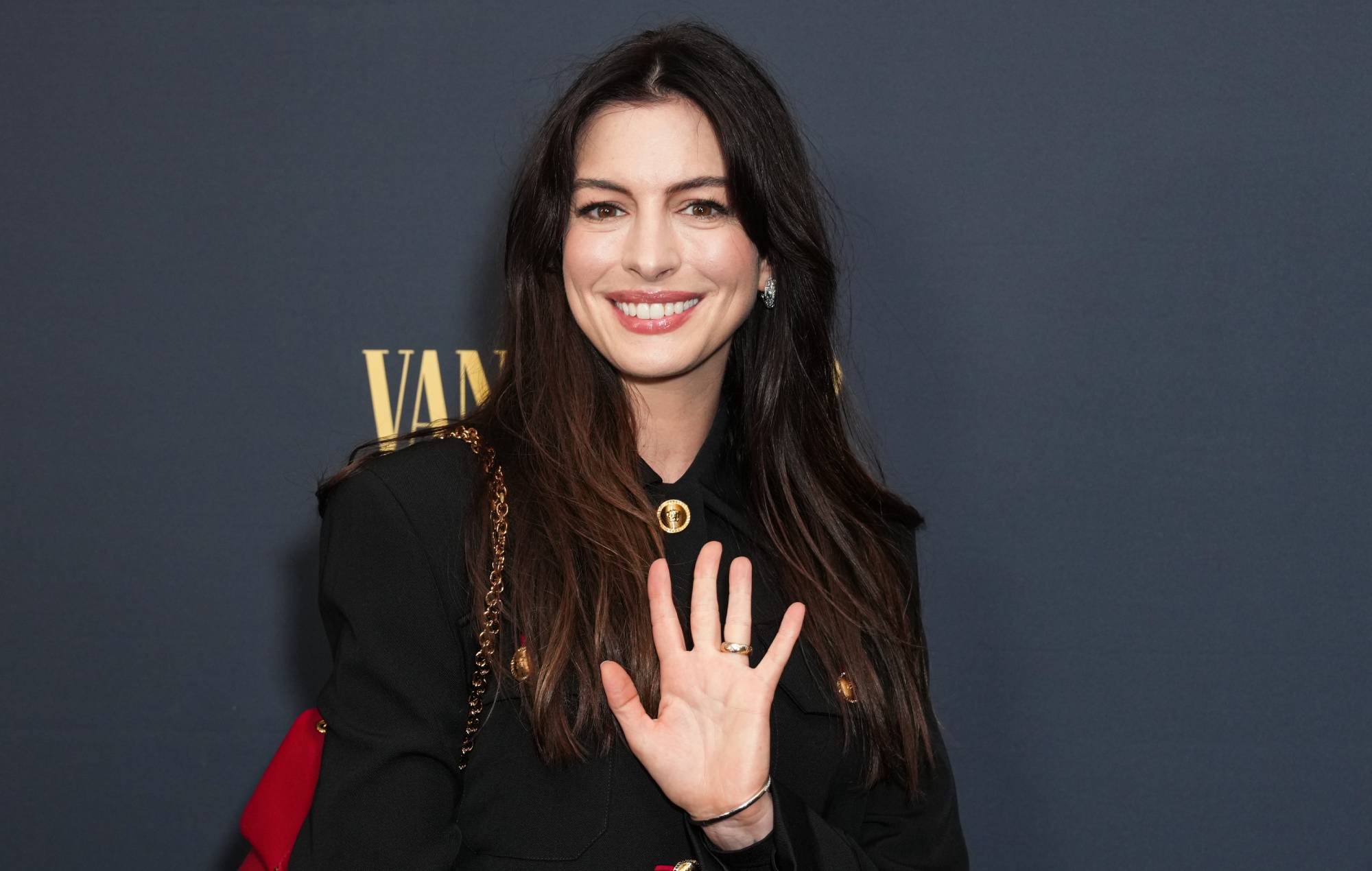 Anne Hathaway apologises to journalist for “dismissive” attitude during viral interview