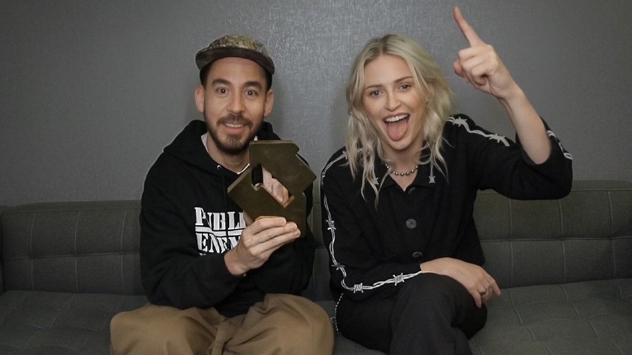 “Number 1 in the UK, that’s so insane. I’m freaking out!” Linkin Park have landed their fourth UK number one album with From Zero, and vocalist Emily Armstrong couldn’t be more excited