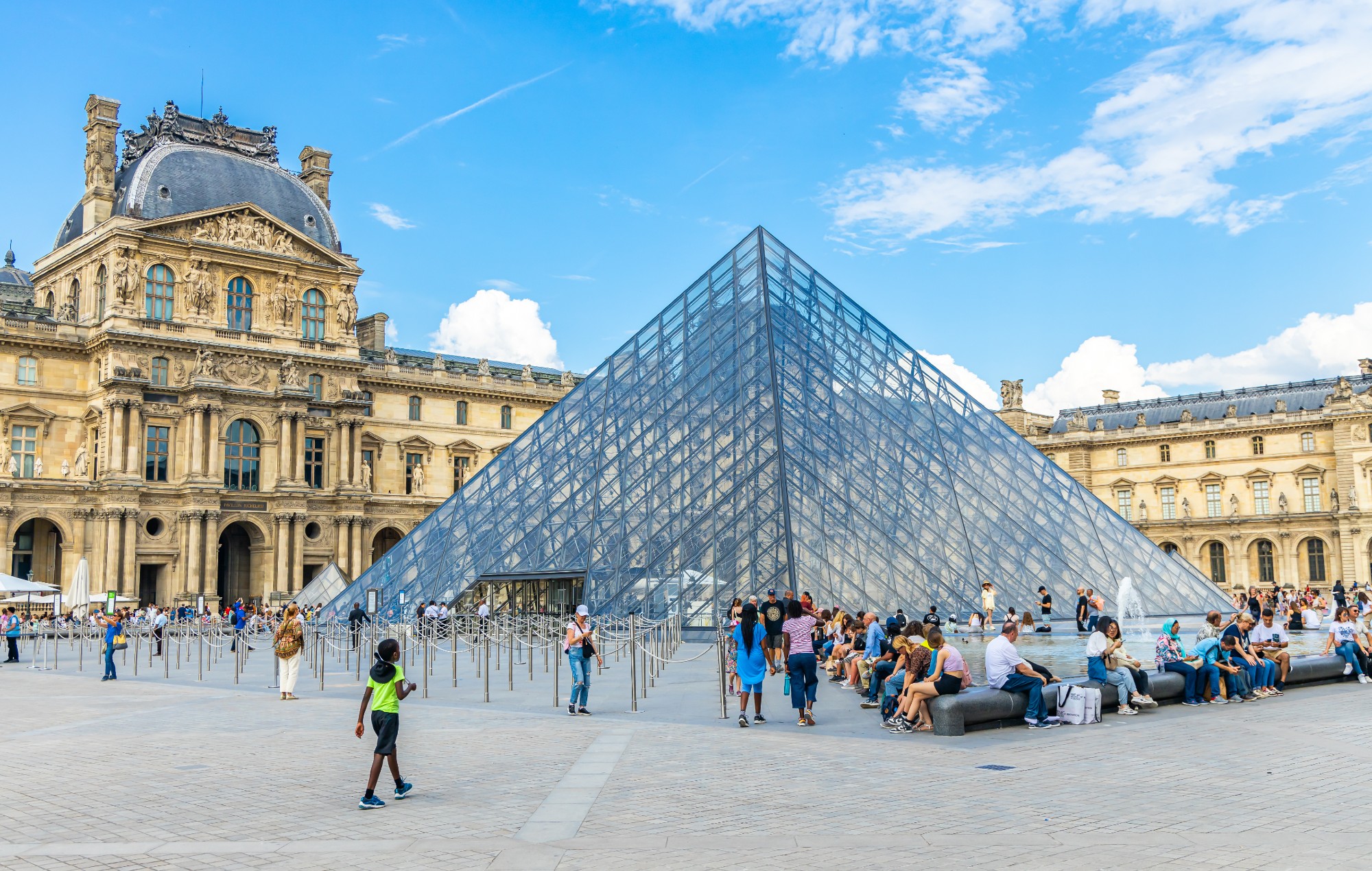 ‘Minecraft’ fan spends 1000 hours recreating The Louvre