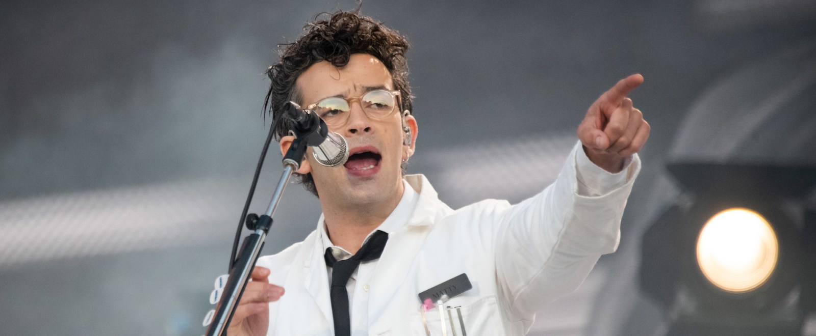 Matty Healy Has Some Harsh Words For Azealia Banks After She Calls Charli XCX’s ‘SNL’ Performance ‘Trash’