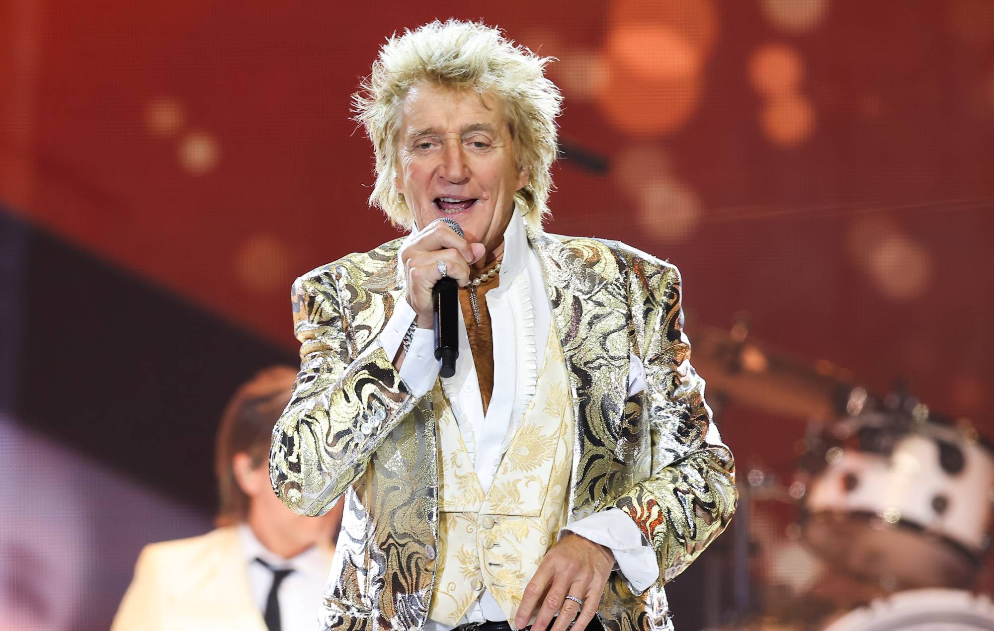 Rod Stewart announces he’s done with “large-scale world tours”