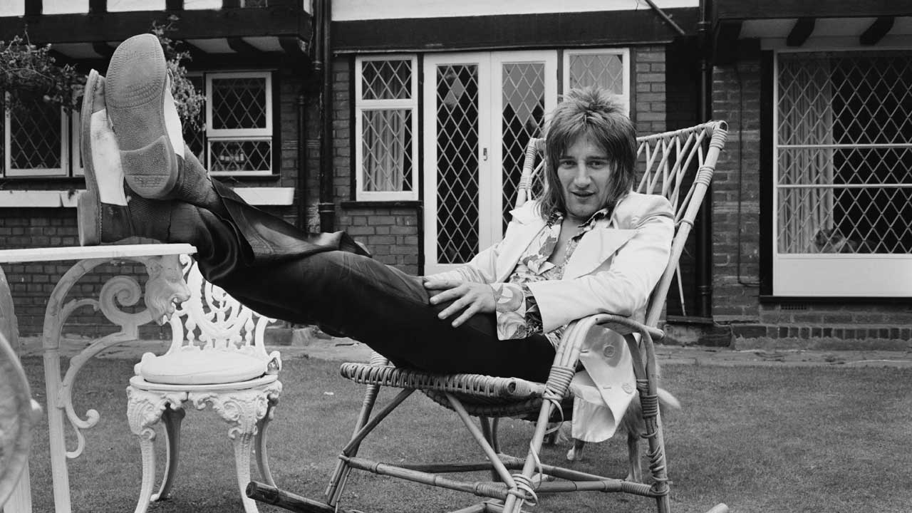 “The looseness that the Faces were known for just became too loose. It was such an unprofessional band”: How Rod Stewart corralled chaos to make his solo classic Every Picture Tells A Story