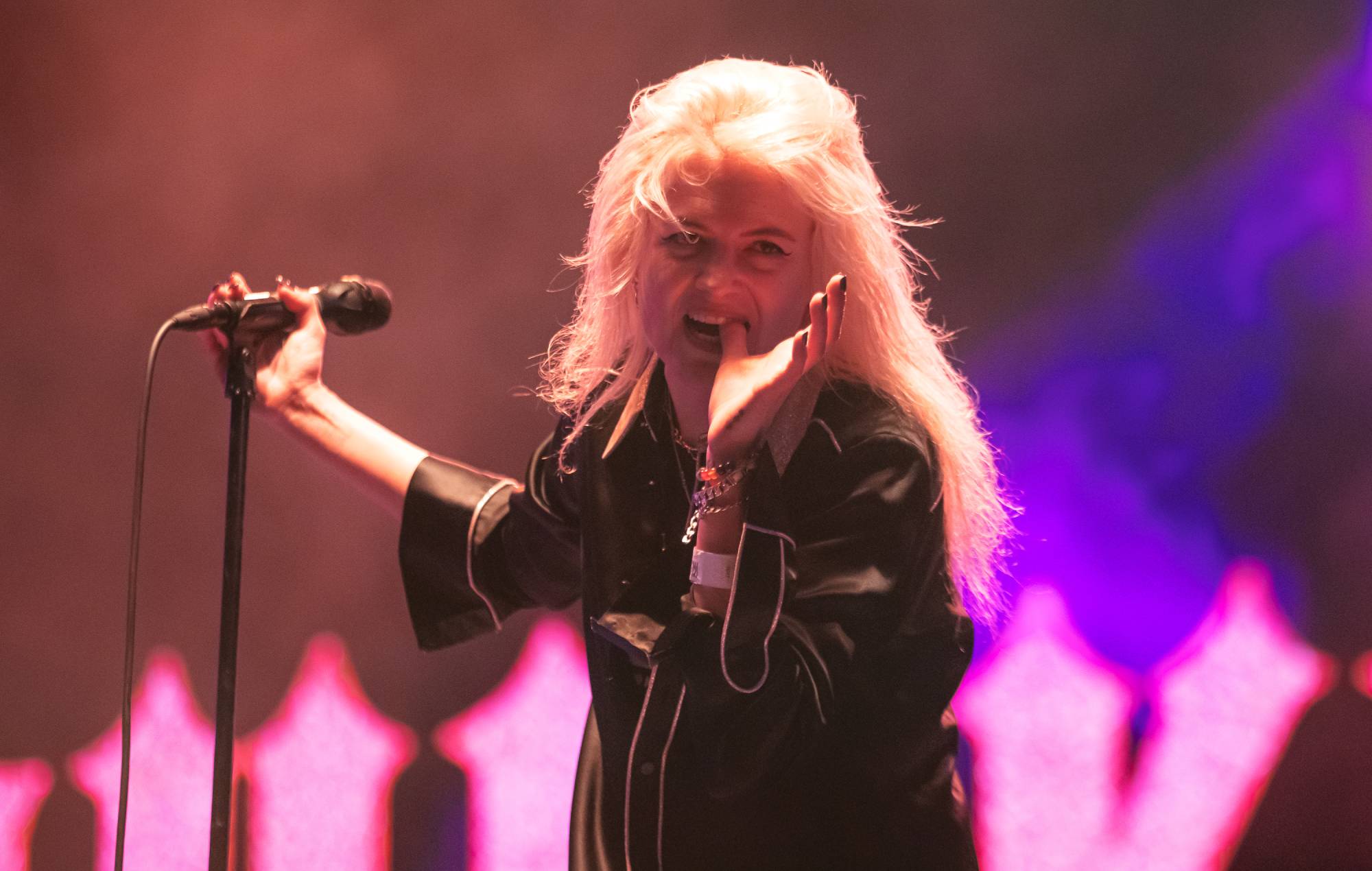 The Kills’ Alison Mosshart reflects on Mark Lanegan tribute show: “A lightening bolt evening of love and adoration”