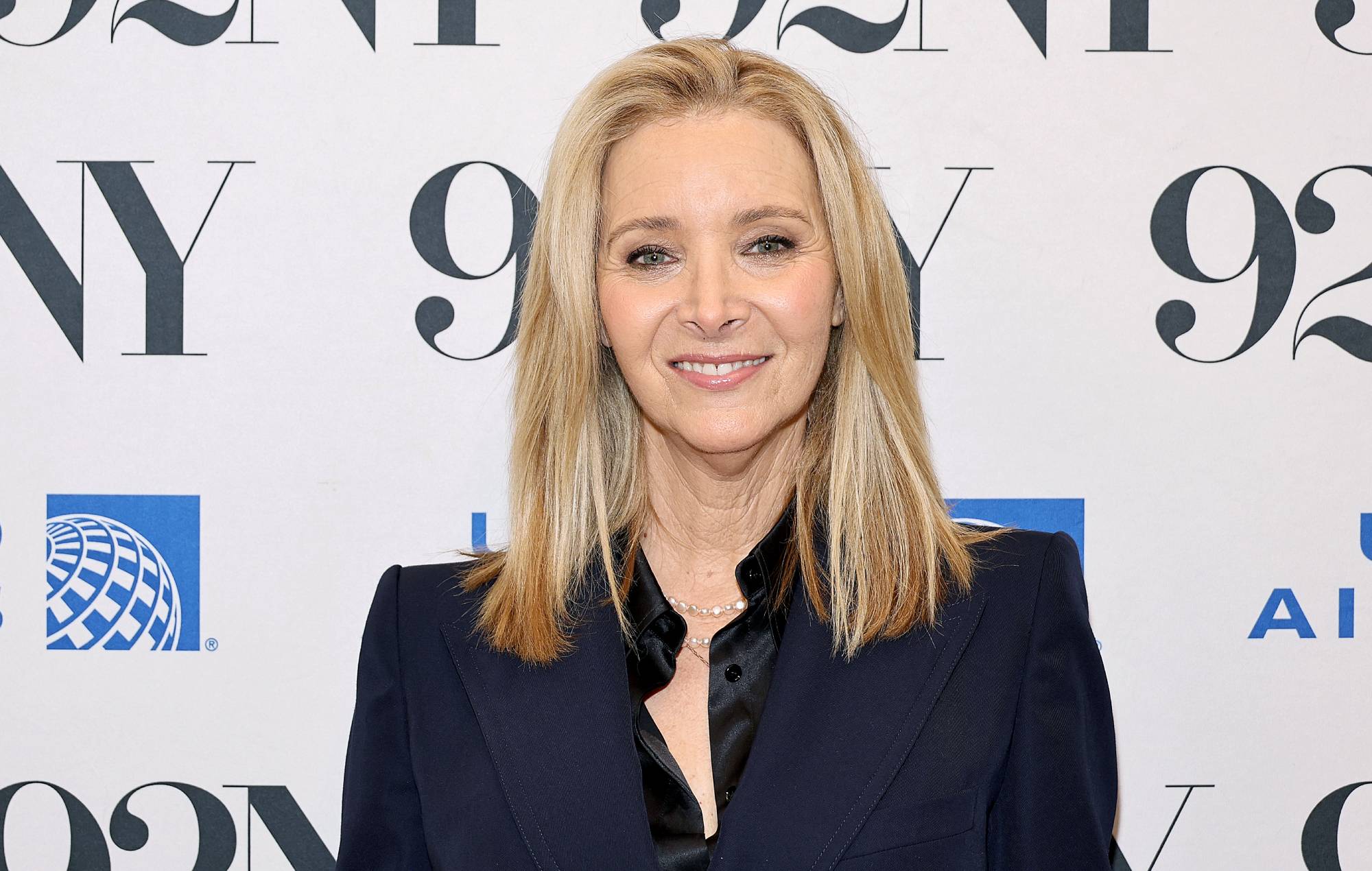 Watch Lisa Kudrow surprise fans at the ‘Friends’ couch at Warner Bros lot