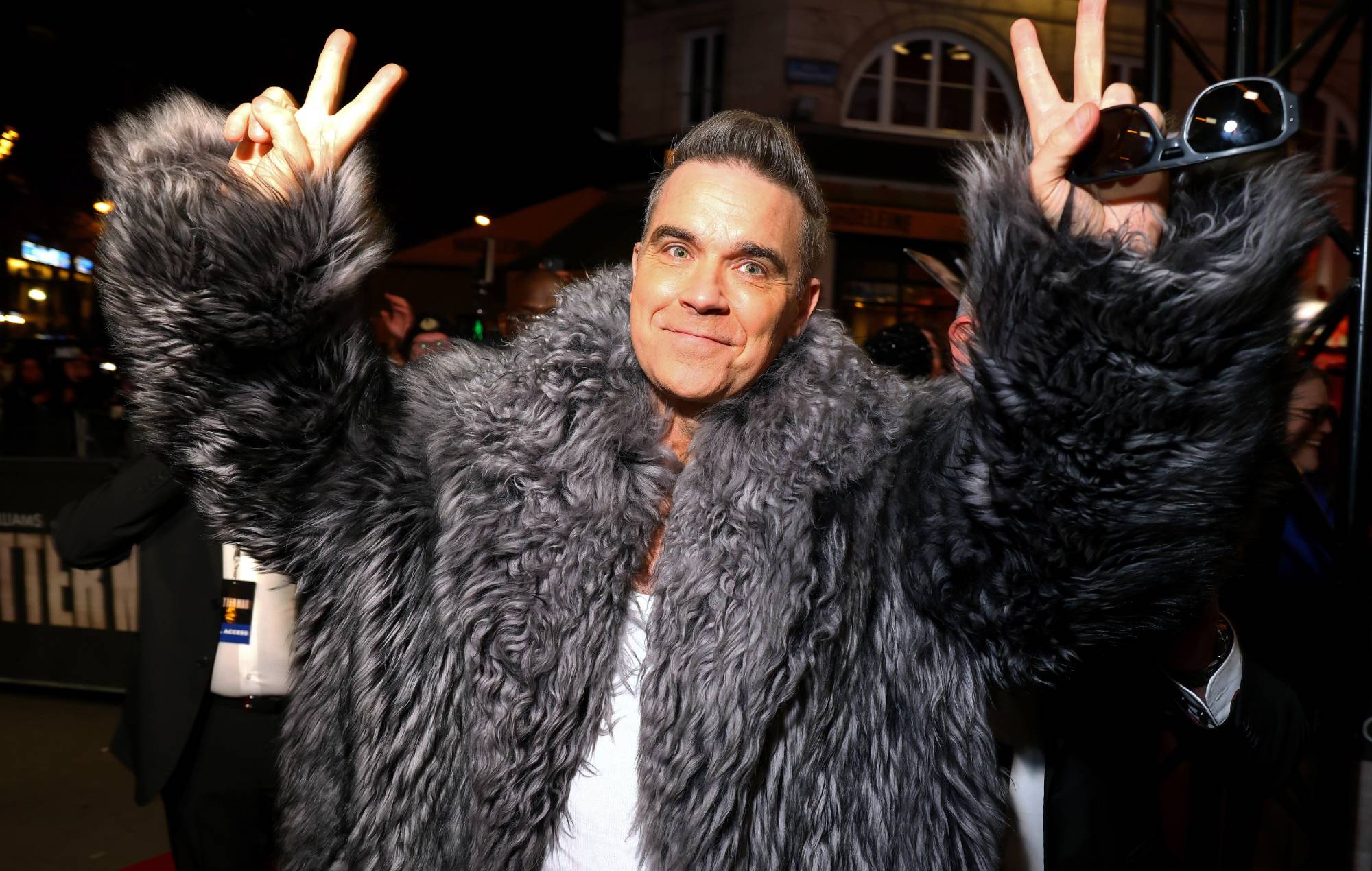 Robbie Williams says “you’ve never met somebody that wants to be gay as much as me”