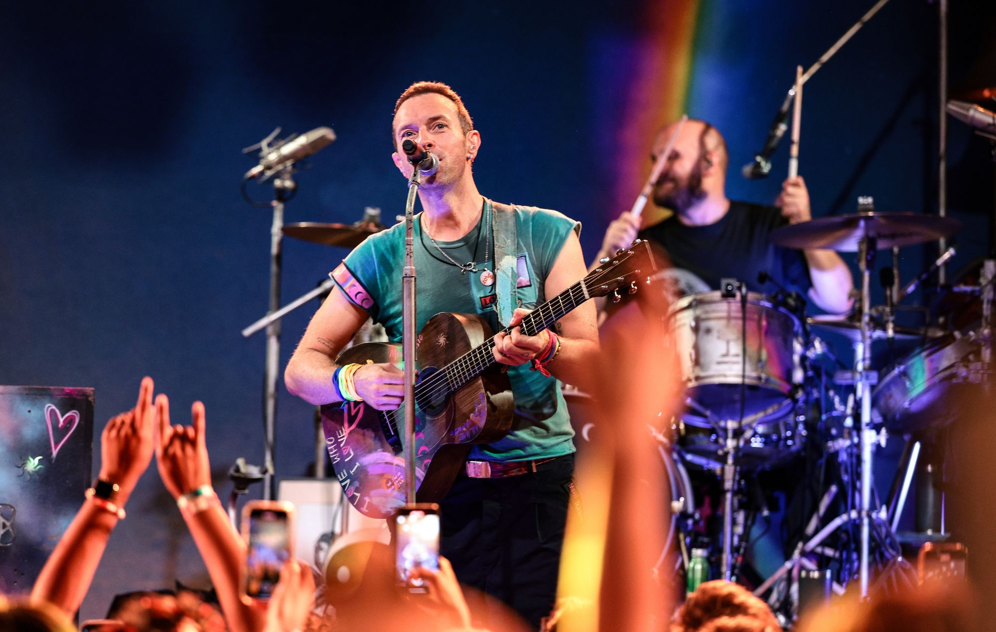 Chris Martin’s dad goes viral for filming Coldplay on flip phone