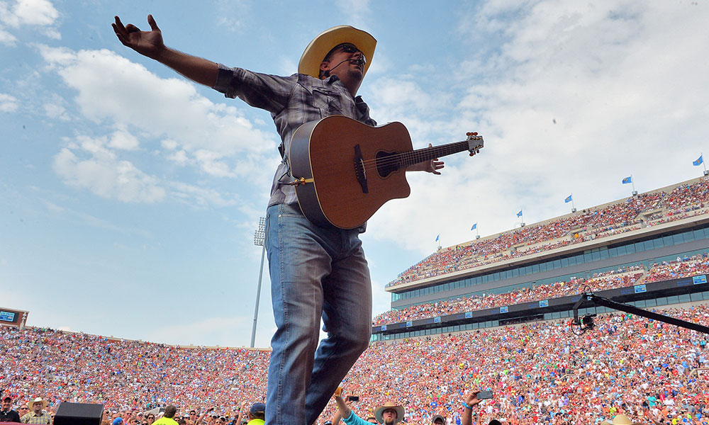 Friends In All Places: Garth Brooks’ Full House Of Country Anthems
