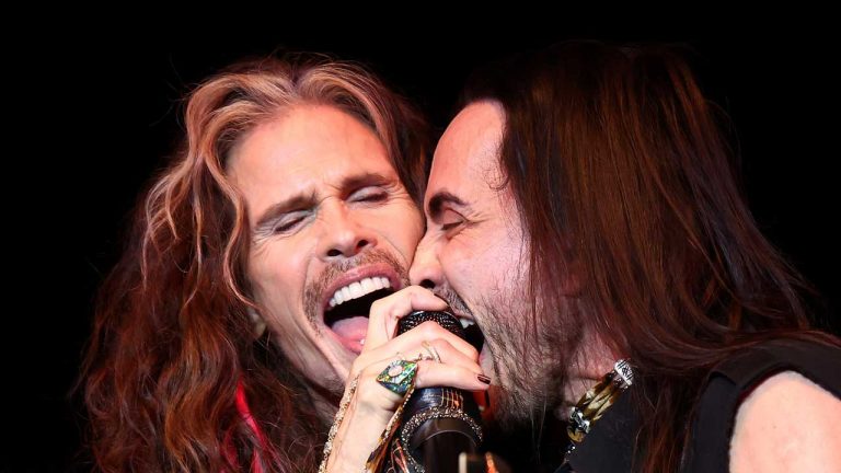 “This is one of my favourite songs in the whole world”: Watch Steven Tyler return to the stage with Nuno Bettencourt and Mick Fleetwood