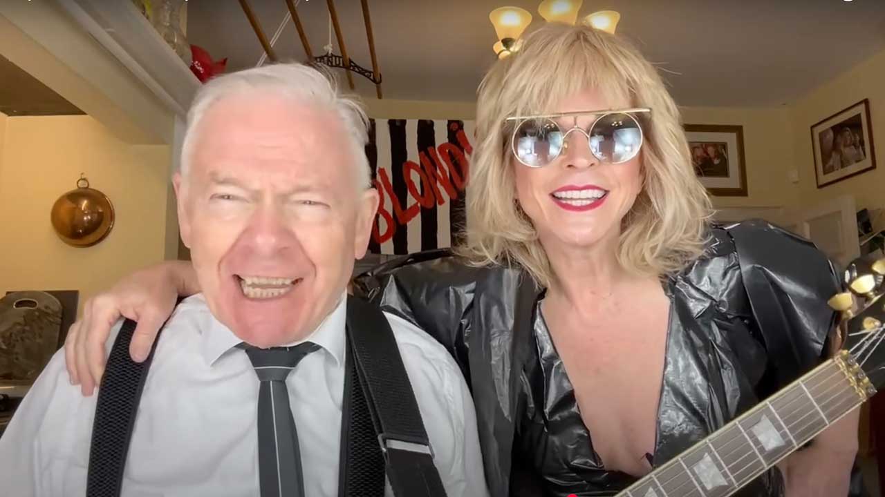 Watch Toyah Willcox run her fingers seductively through Robert Fripp’s hair as they perform Blondie’s One Way Or Another