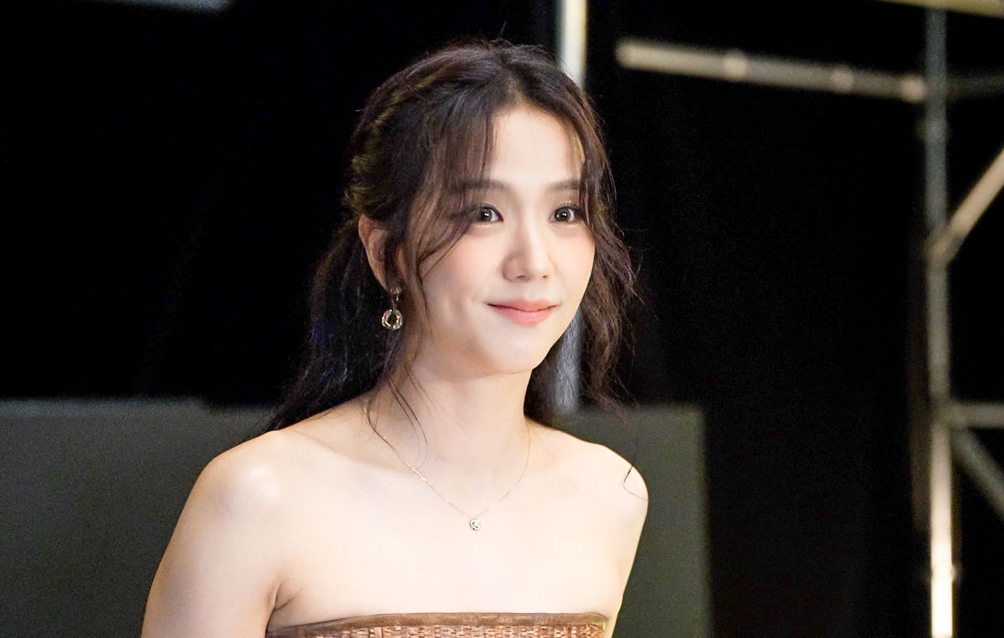 BLACKPINK’s Jisoo braces herself for an ‘Earthquake’ in new music video