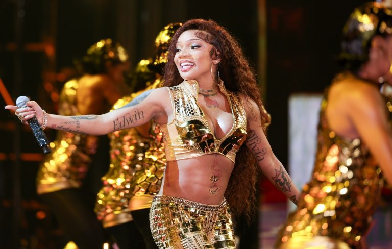 Watch GloRilla stop show early after fans won’t stop fighting