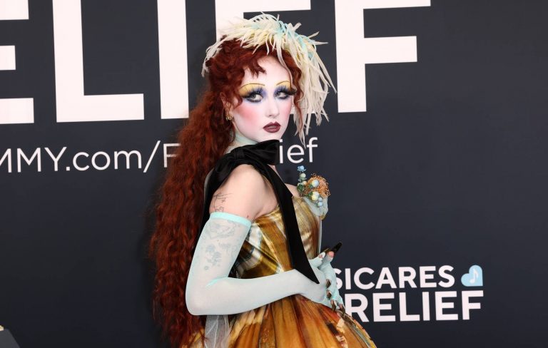 Chappell Roan dedicates her BRIT Award to “trans artists, drag queens, fashion students, sex workers, and Sinead O’Connor”