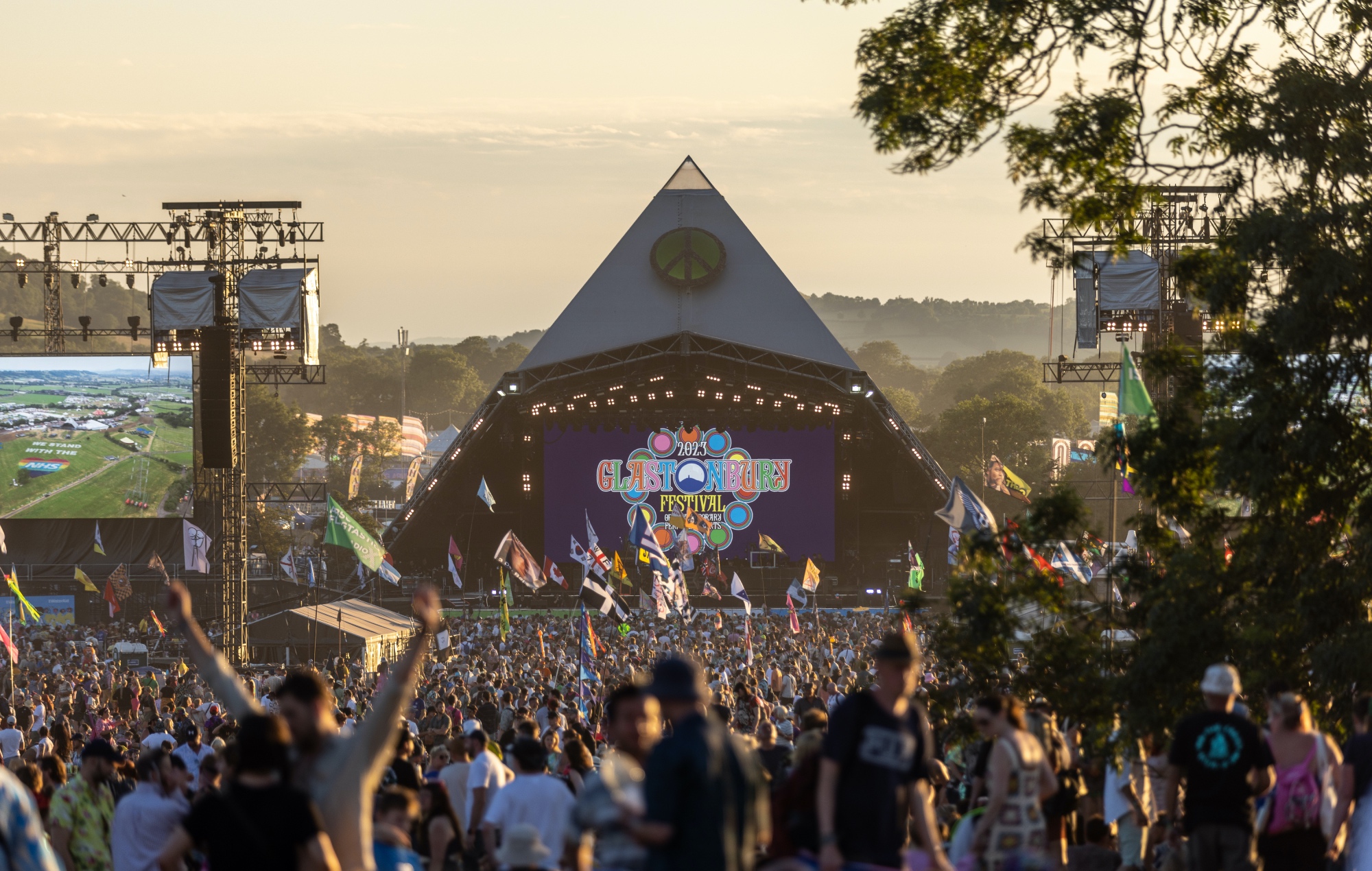 Fans react to Glastonbury 2025 announcement: “This line-up is stacked”