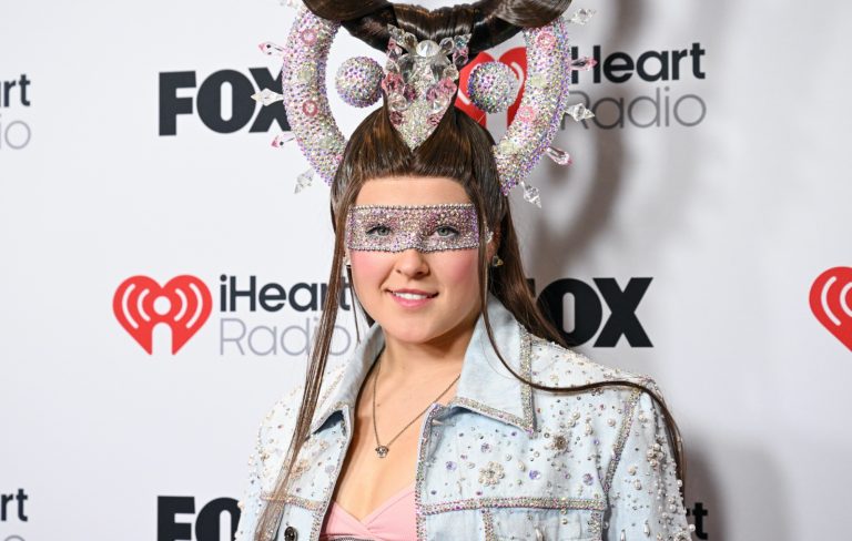 JoJo Siwa offers $900 VIP package to “help” set up live shows