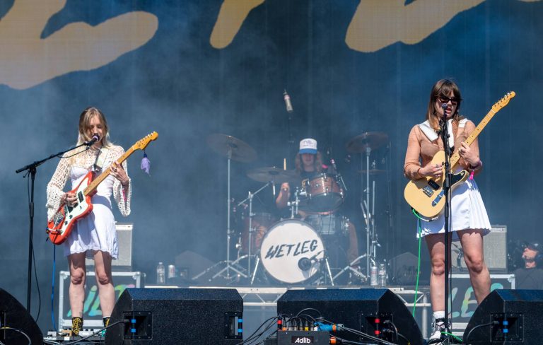 Wet Leg announce their return: “We’re so back”