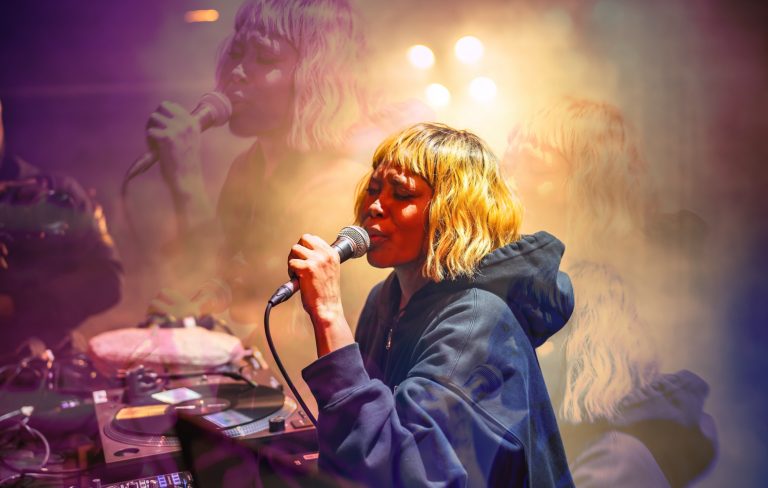 Watch Erykah Badu pay tribute to Roberta Flack at intimate London DJ set