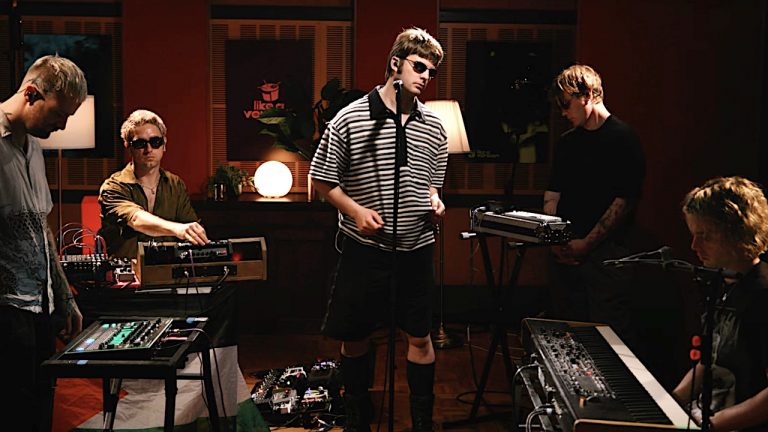 “It’s a moody, beautiful song.” Watch Fontaines D.C. blend Nirvana and Bring Me The Horizon classics into one beautifully atmospheric, synth-led cover