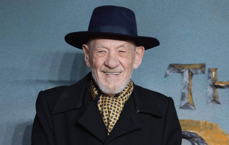 Ian McKellen encourages young gay actors to come out: “Being in the closet is silly”
