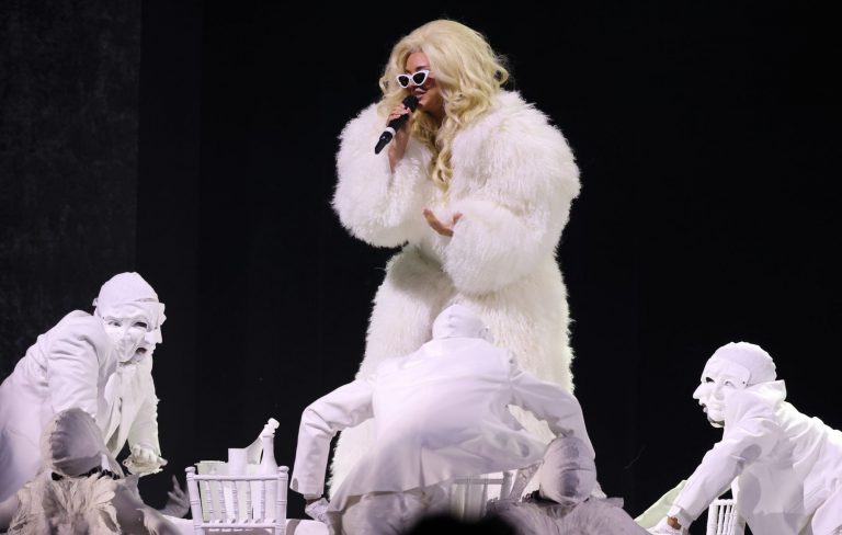 JADE teases debut Glastonbury performance: “I’ve gotta pull something out the bag”