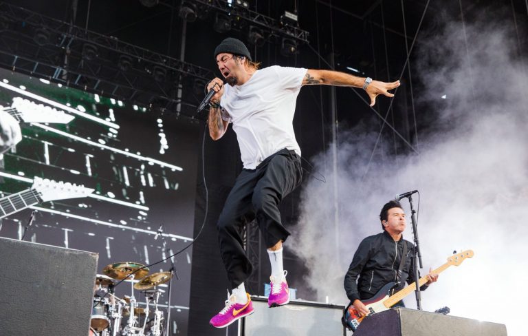 Deftones’ Chino Moreno tells autograph hunters he’s “not signing shit no more”