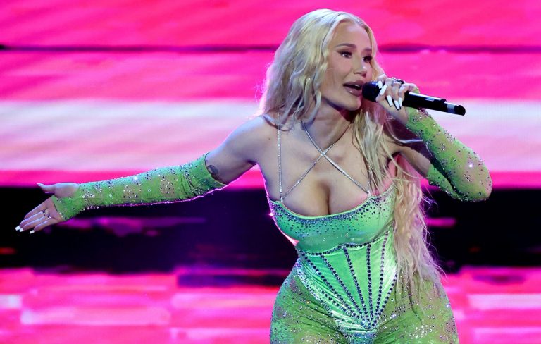 Iggy Azalea slams “criminals” at Universal Music Group, says she’s owed millions of dollars “in the 8 figure range”