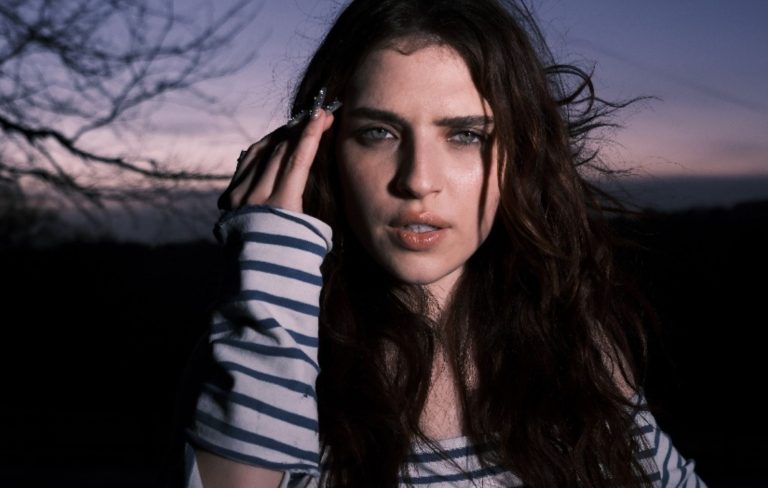 Listen to Mae Muller’s “vulnerable” and anthemic new single ‘Breakaway’