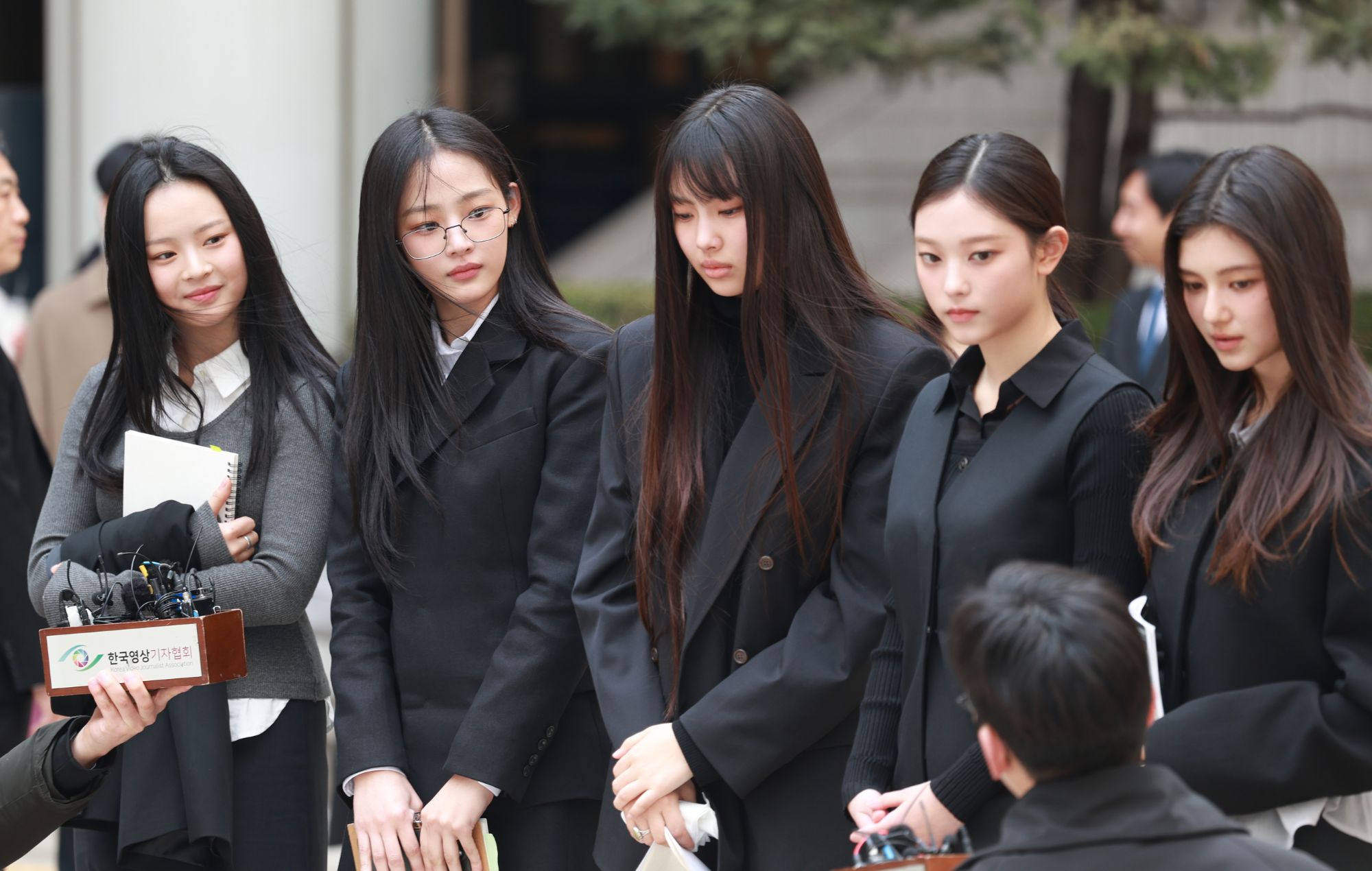 30,000 NewJeans fans sign petition for court to dismiss ADOR’s injunction against the band