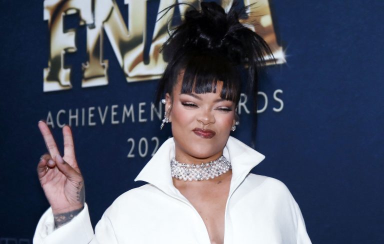 Rihanna reveals she gave birth wearing pearls and sunglasses: “Don’t ask”