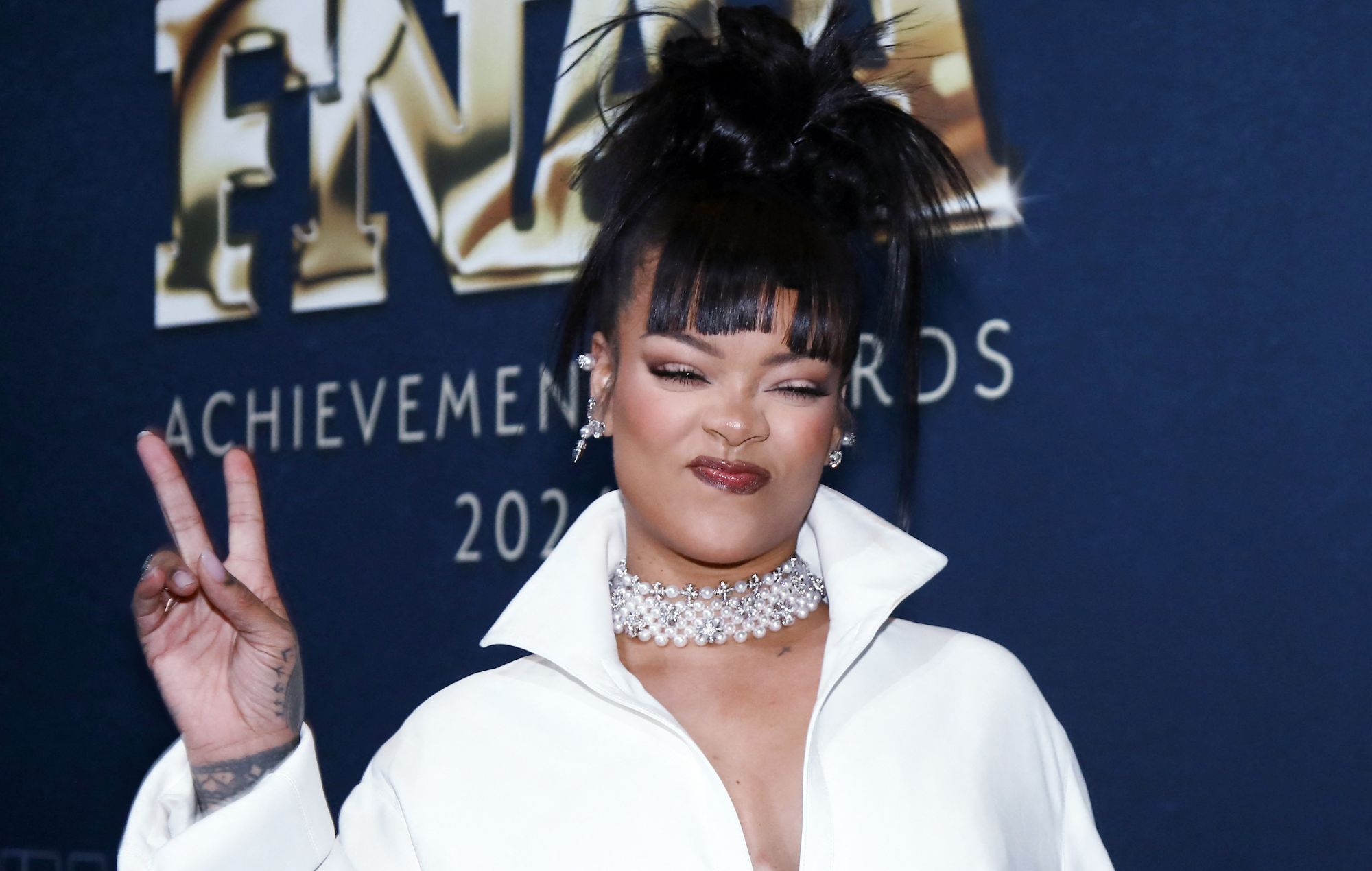 Rihanna reveals she gave birth wearing pearls and sunglasses: “Don’t ask”