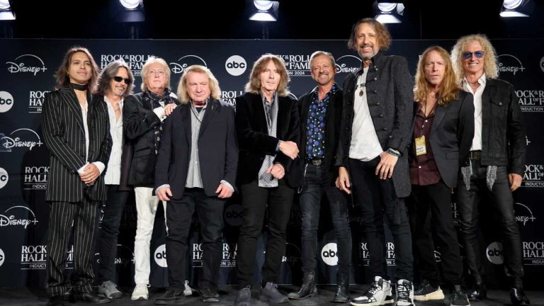 Foreigner will complete their Historic Farewell Tour with four different singers – and one of them has recorded Spanish versions of their hits