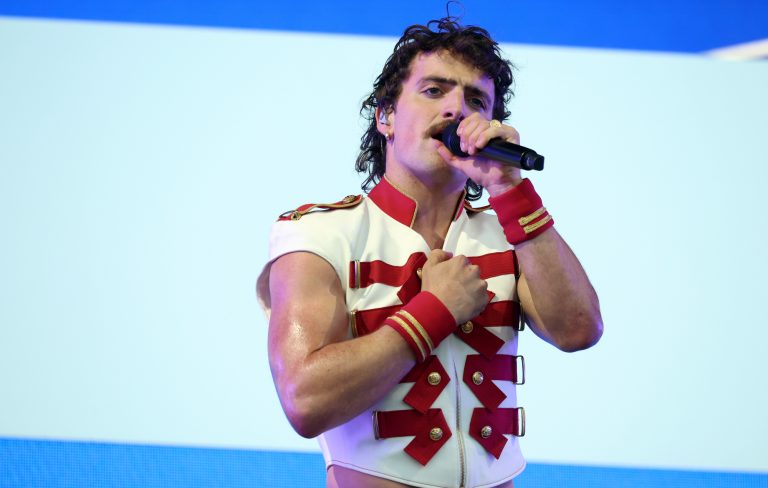 Benson Boone: “If you hate me or my music, at least have a good reason for it”