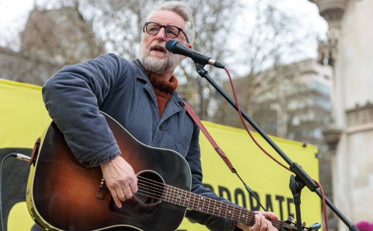 Billy Bragg marks Tony Benn’s 100th birthday by posing his “five questions to ask the powerful” to Elon Musk