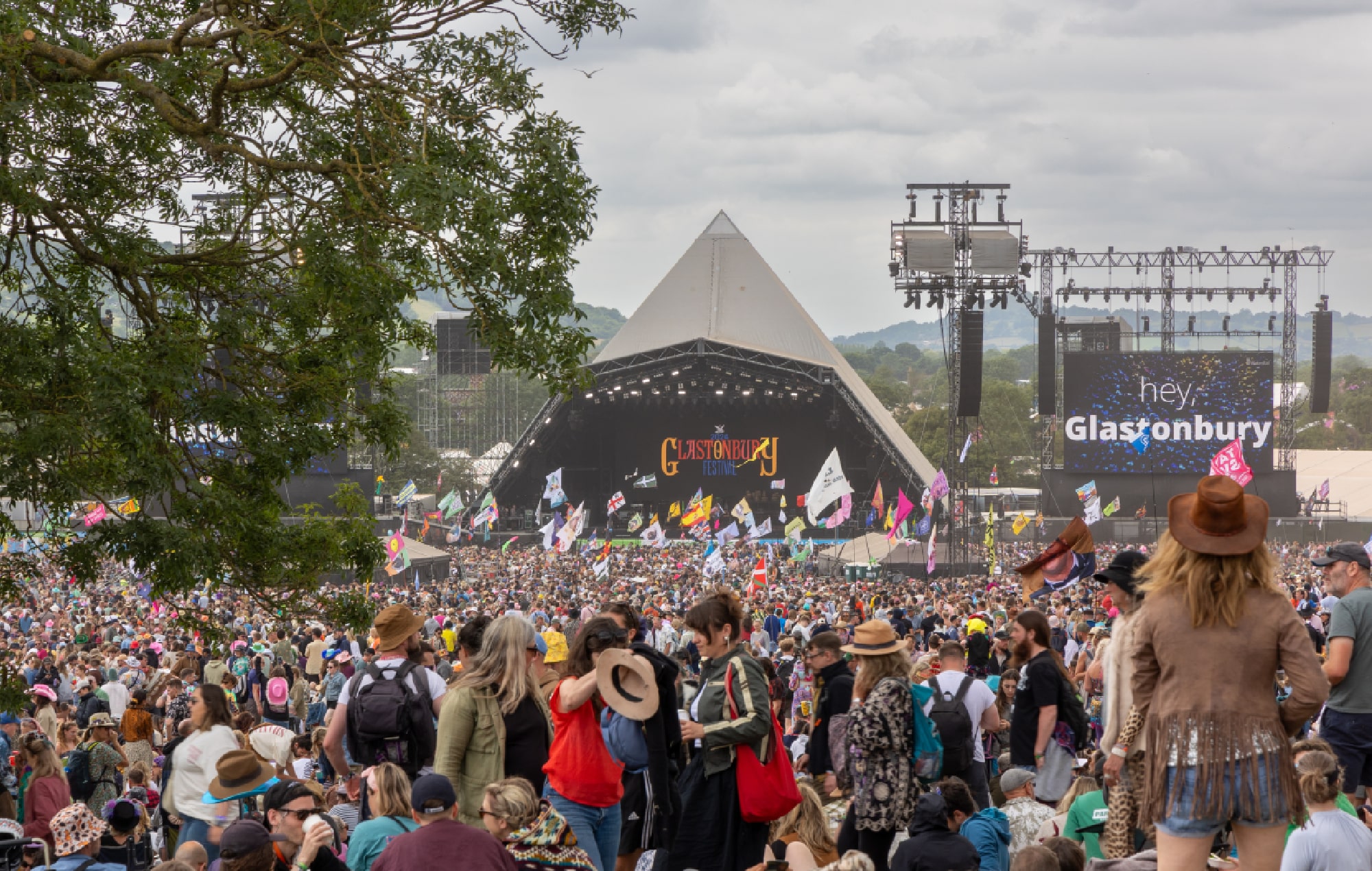 Fans react as final Glastonbury 2025 tickets sell out in 19 minutes: “Death, taxes and two green bars”