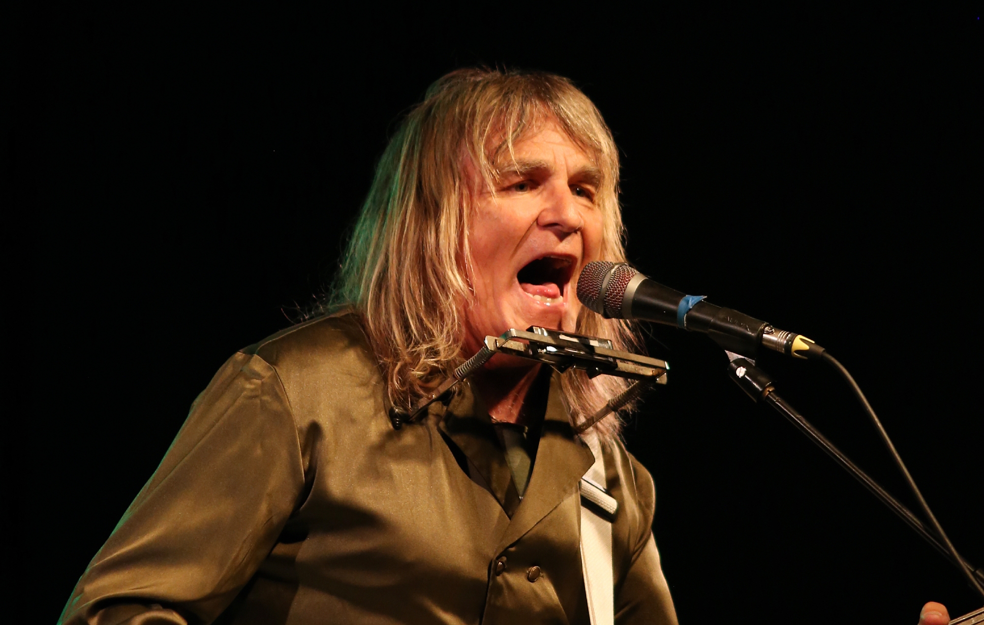 Tributes paid after death of The Alarm’s Mike Peters, age 66: “Totally free”