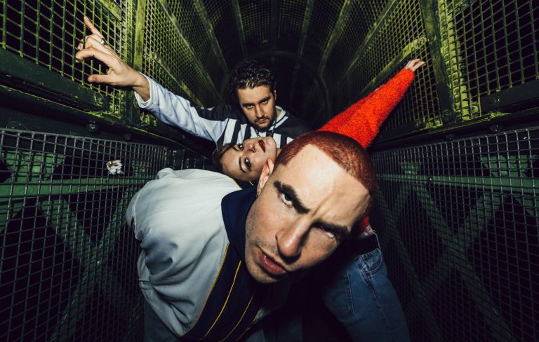 SNAYX tackle “nepotism, vanity, generational wealth, trends and crippling social media addiction” on thrilling new single ‘Strut’