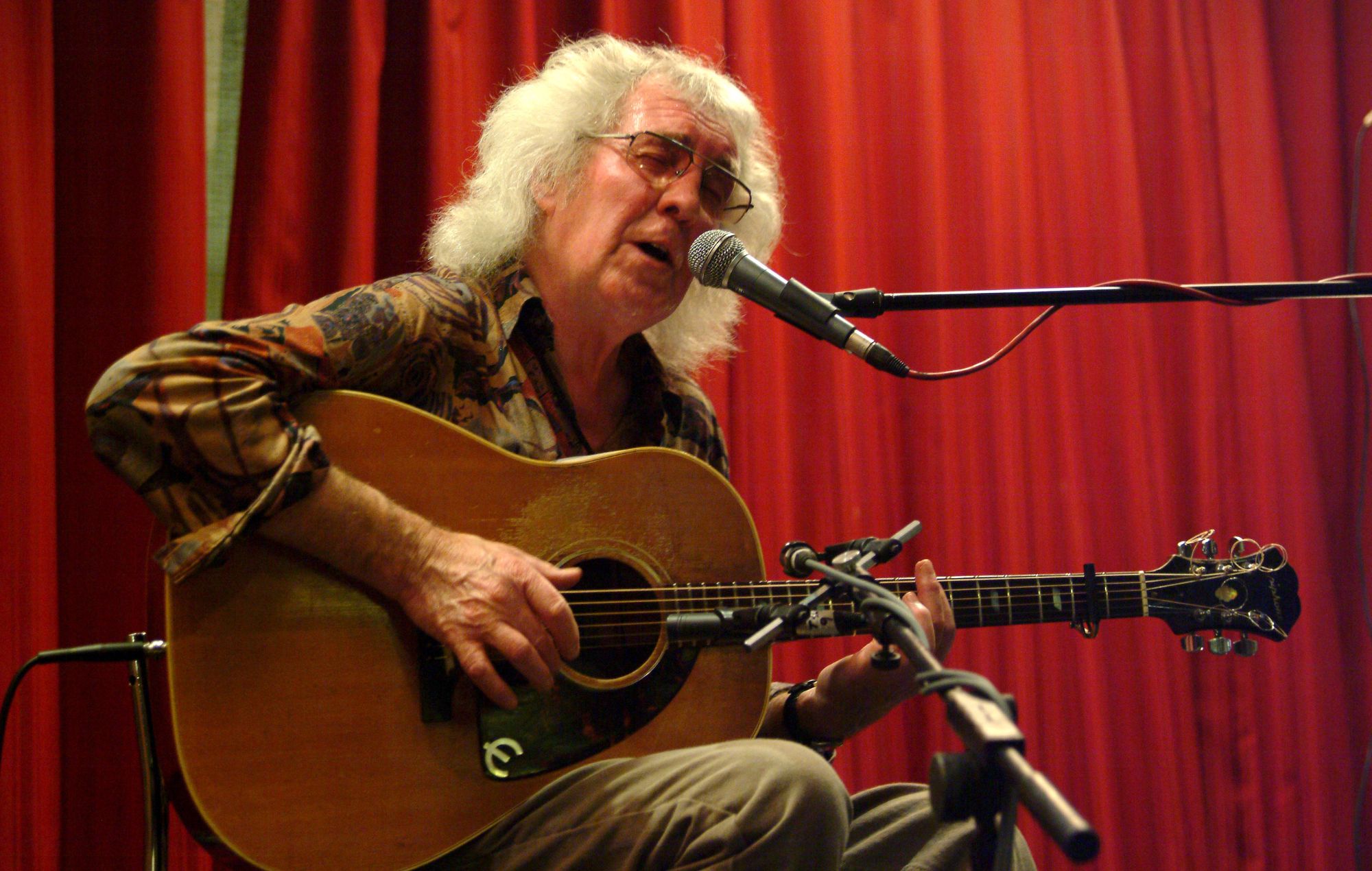 British folk icon Wizz Jones has died, age 86: “One of the great pioneers of UK folk blues guitar” 