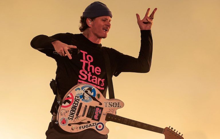 Woman goes viral for singing Blink-182 in karaoke bar – without realising Tom DeLonge was in the crowd