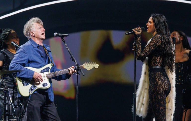 Watch Dua Lipa sing ‘Don’t Dream It’s Over’ with Crowded House’s Neil Finn in Auckland