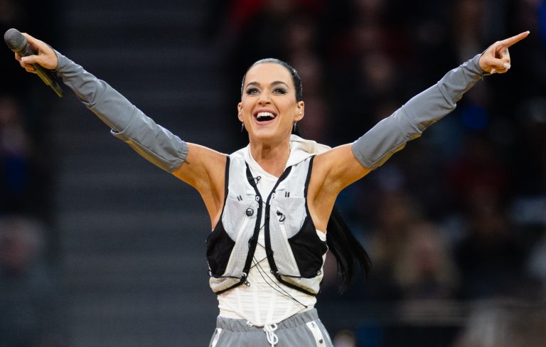 Katy Perry axes two Guadalajara shows over incomplete venue: “I wish I could fix this”