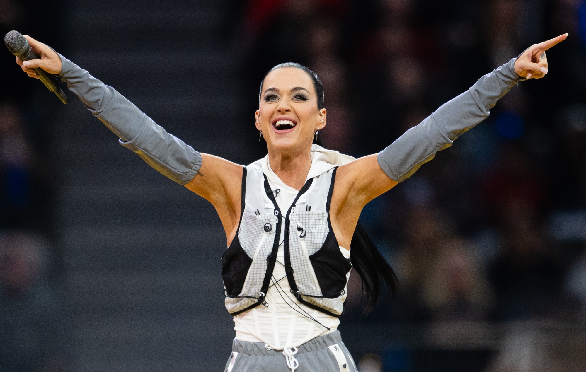 Katy Perry axes two Guadalajara shows over incomplete venue: “I wish I could fix this”