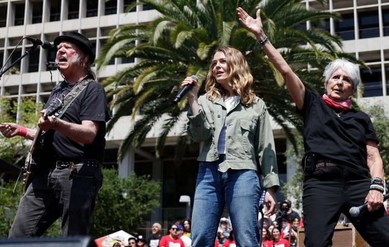 Neil Young, Joan Baez, Maggie Rogers jam to ‘Rockin’ in The Free World’ at Bernie Sanders rally