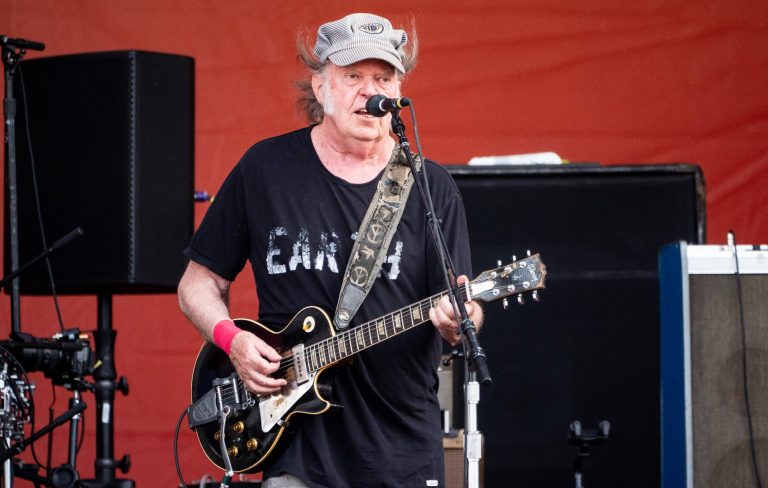 Neil Young is unsure if he’ll be able to return to the US after criticising Trump: “Remember freedom of speech?”