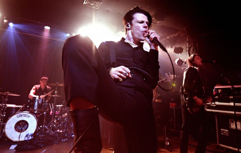 Yungblud “working a shift” at his favourite London pub tonight: “Come let me pour you a pint” 