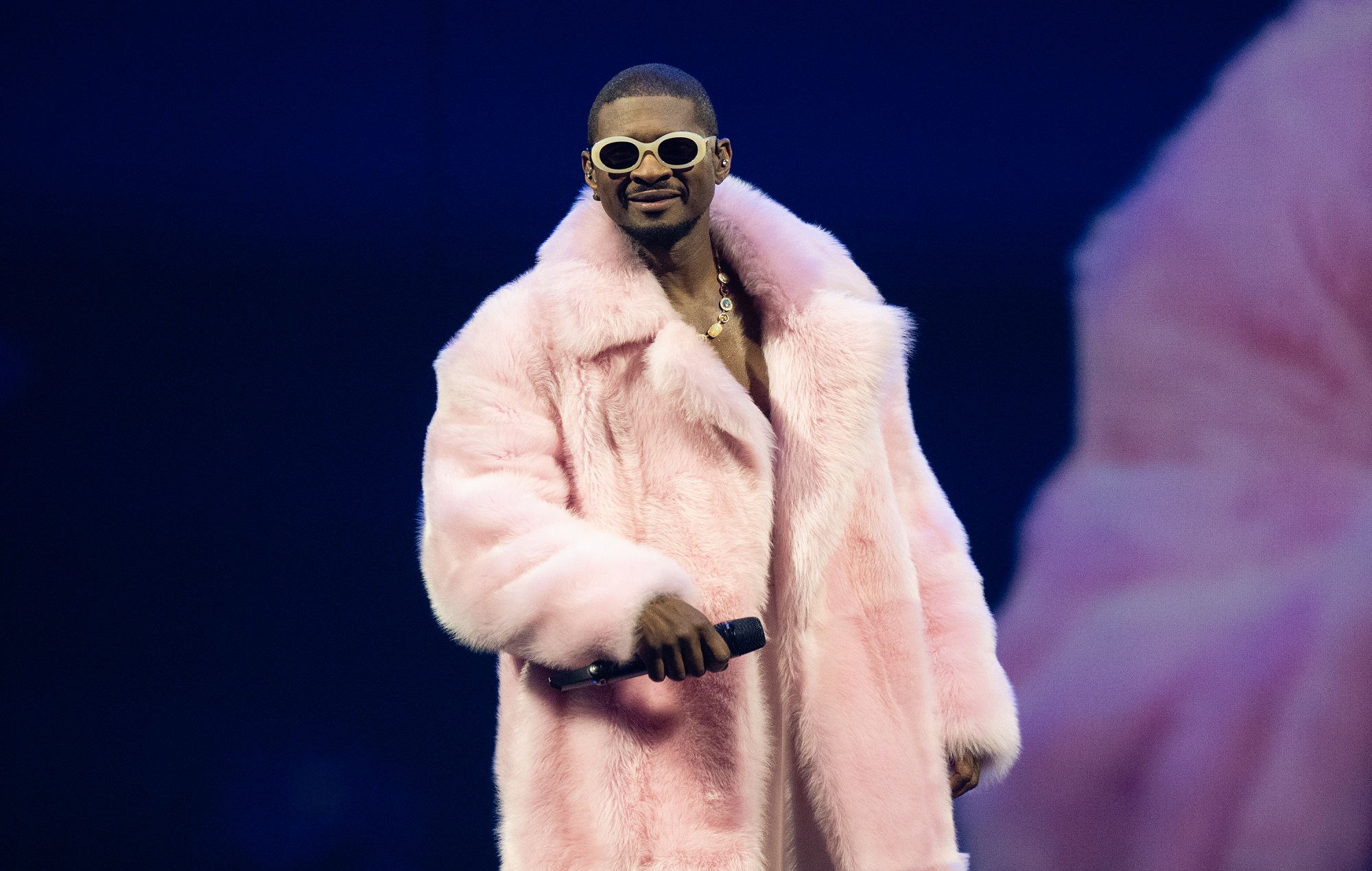 Usher avoids “emergency” after trying to feed cherry to fan who was allergic