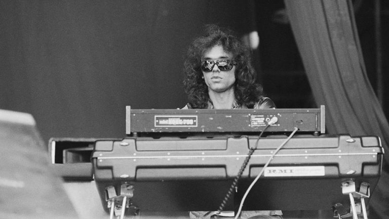 Former Hawkwind and David Bowie violinist and keyboardist Simon House has died, aged 76