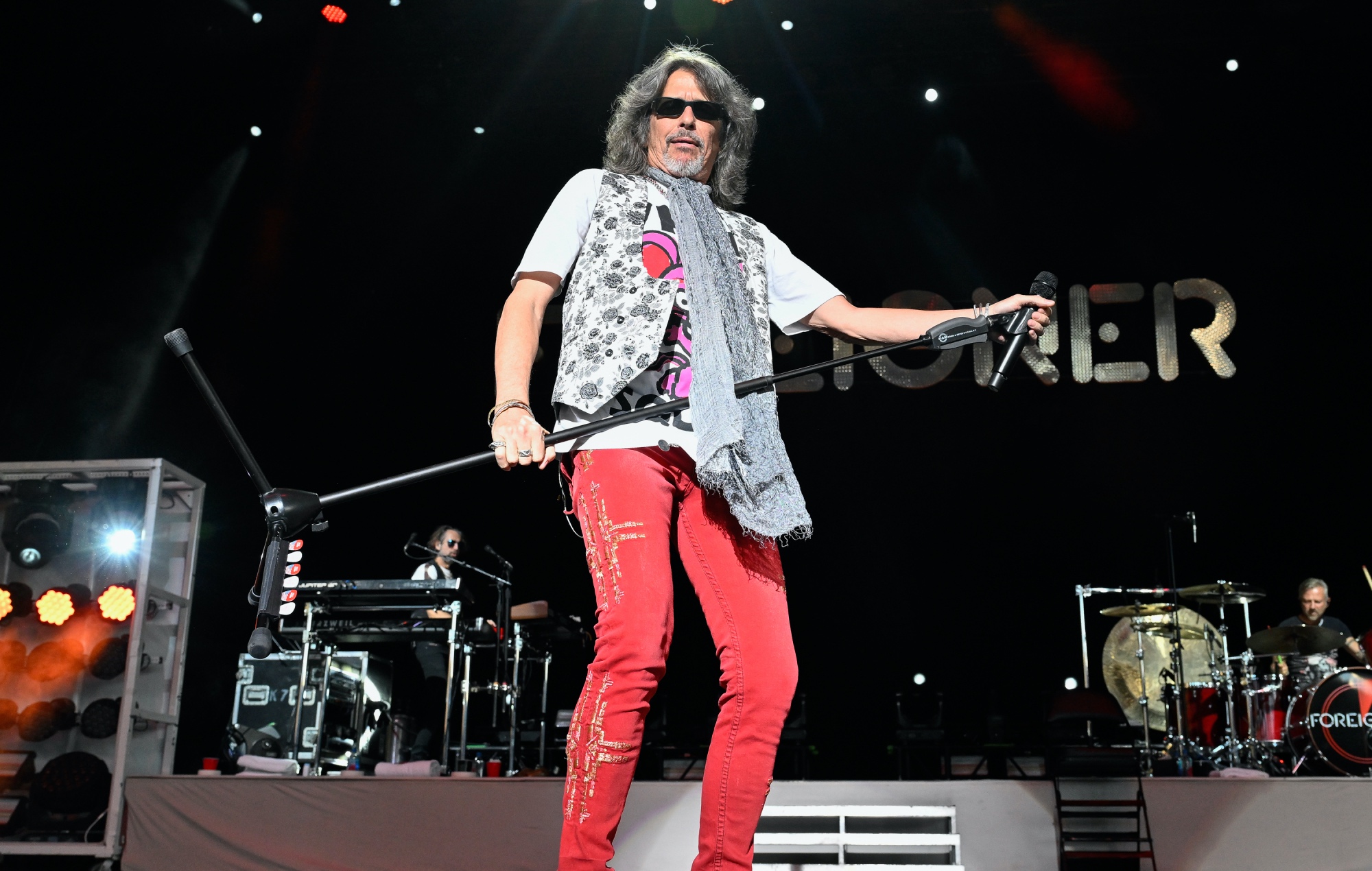 Foreigner frontman Kelly Hansen quits band: “It’s time to pass the mic”