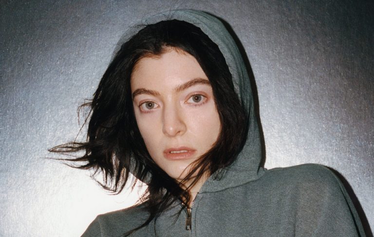 Watch Lorde crash a Lorde-themed party in Australia