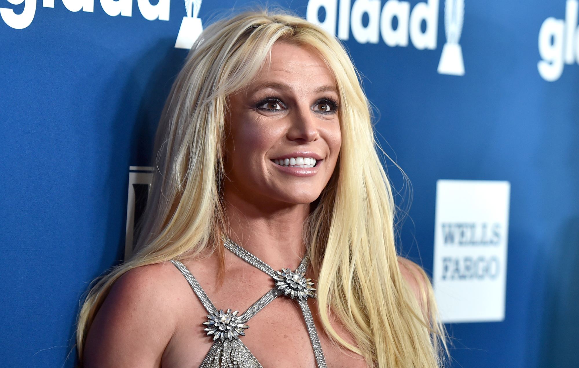 Britney Spears apologises after lighting a cigarette on a plane