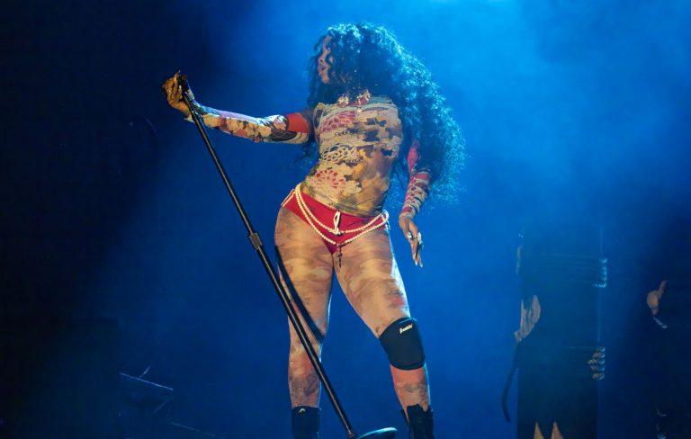 Watch SZA surprise fans by bringing out Justin Bieber for ‘Snooze’ on ‘Grand National Tour’ stop in Los Angeles