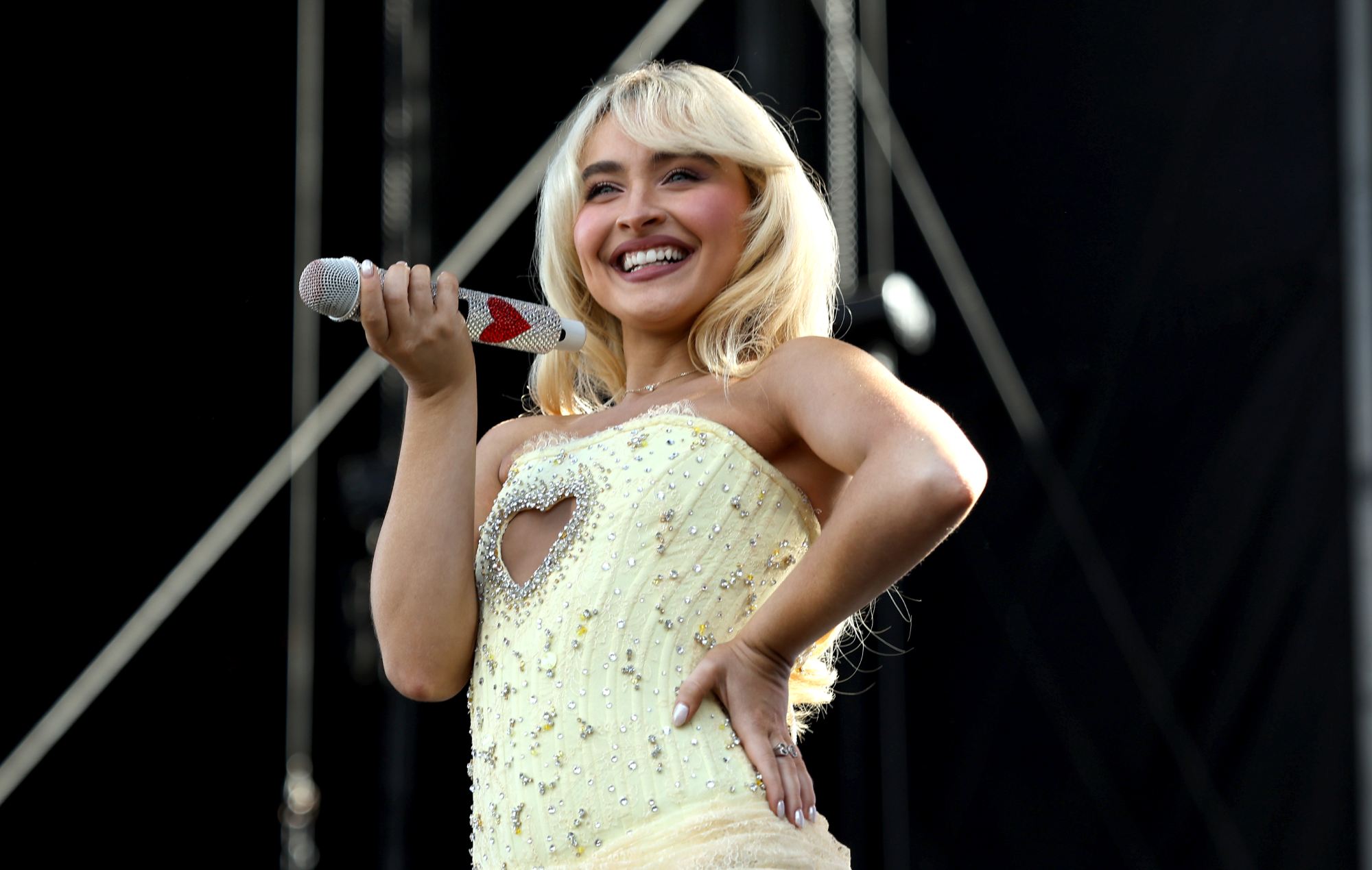 Sabrina Carpenter makes surprise cameo in Quinta Brunson’s ‘SNL’ monologue about being short